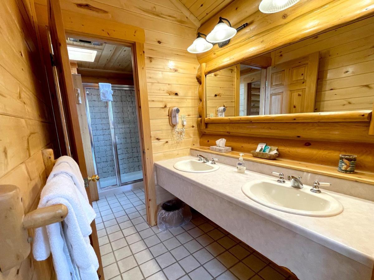 Beartooth Hideaway Inn & Cabins Ред-Лодж Экстерьер фото