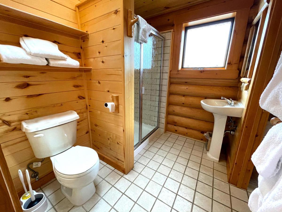 Beartooth Hideaway Inn & Cabins Ред-Лодж Экстерьер фото