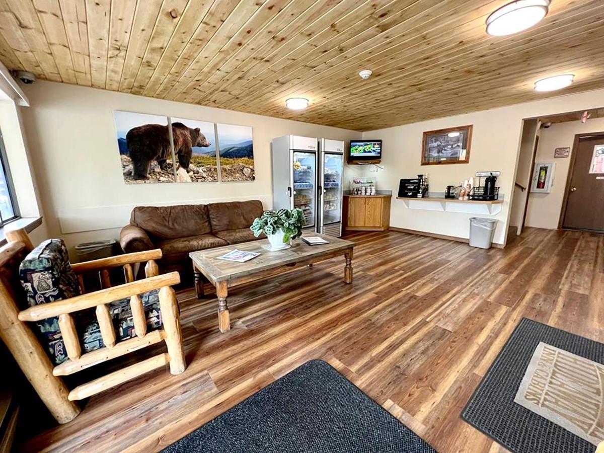 Beartooth Hideaway Inn & Cabins Ред-Лодж Экстерьер фото