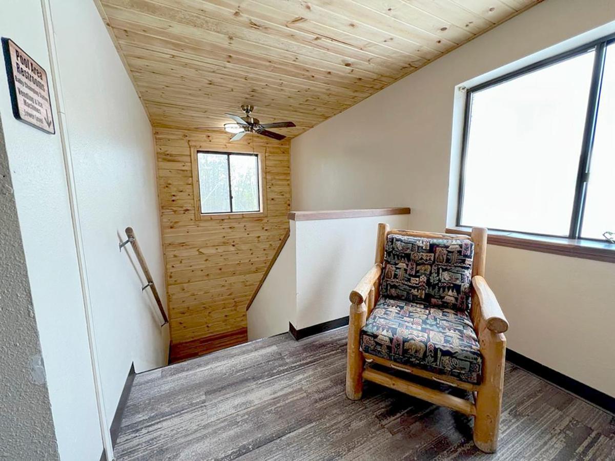 Beartooth Hideaway Inn & Cabins Ред-Лодж Экстерьер фото