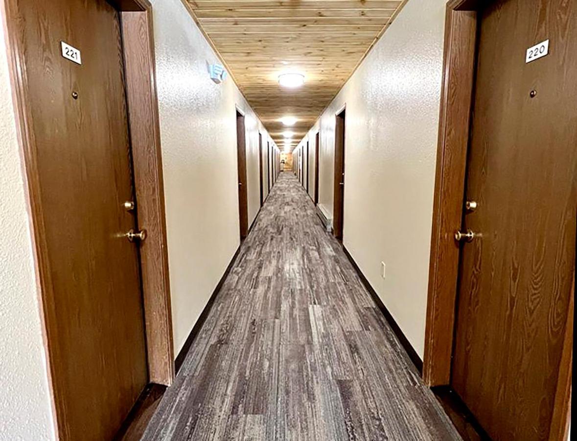 Beartooth Hideaway Inn & Cabins Ред-Лодж Экстерьер фото