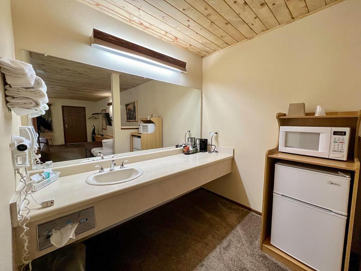 Beartooth Hideaway Inn & Cabins Ред-Лодж Экстерьер фото
