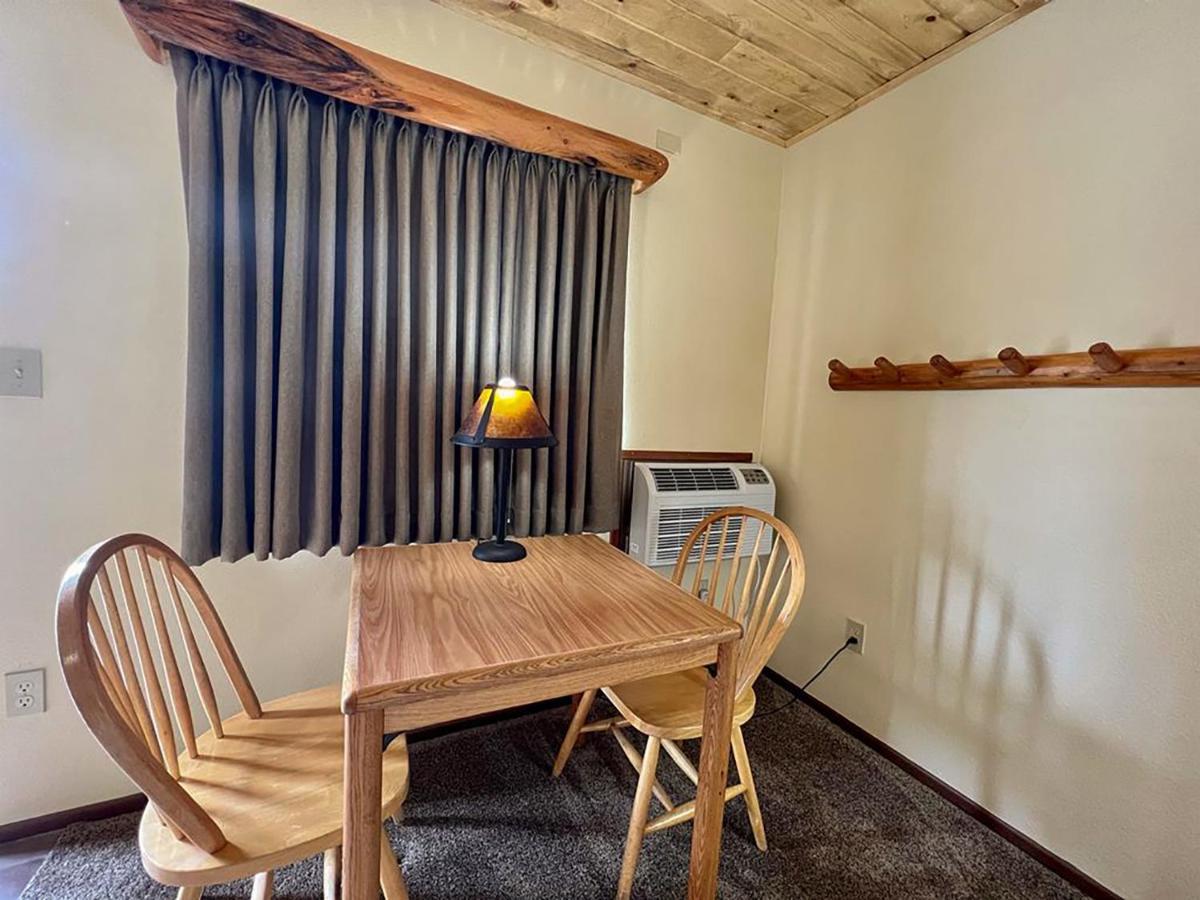 Beartooth Hideaway Inn & Cabins Ред-Лодж Экстерьер фото