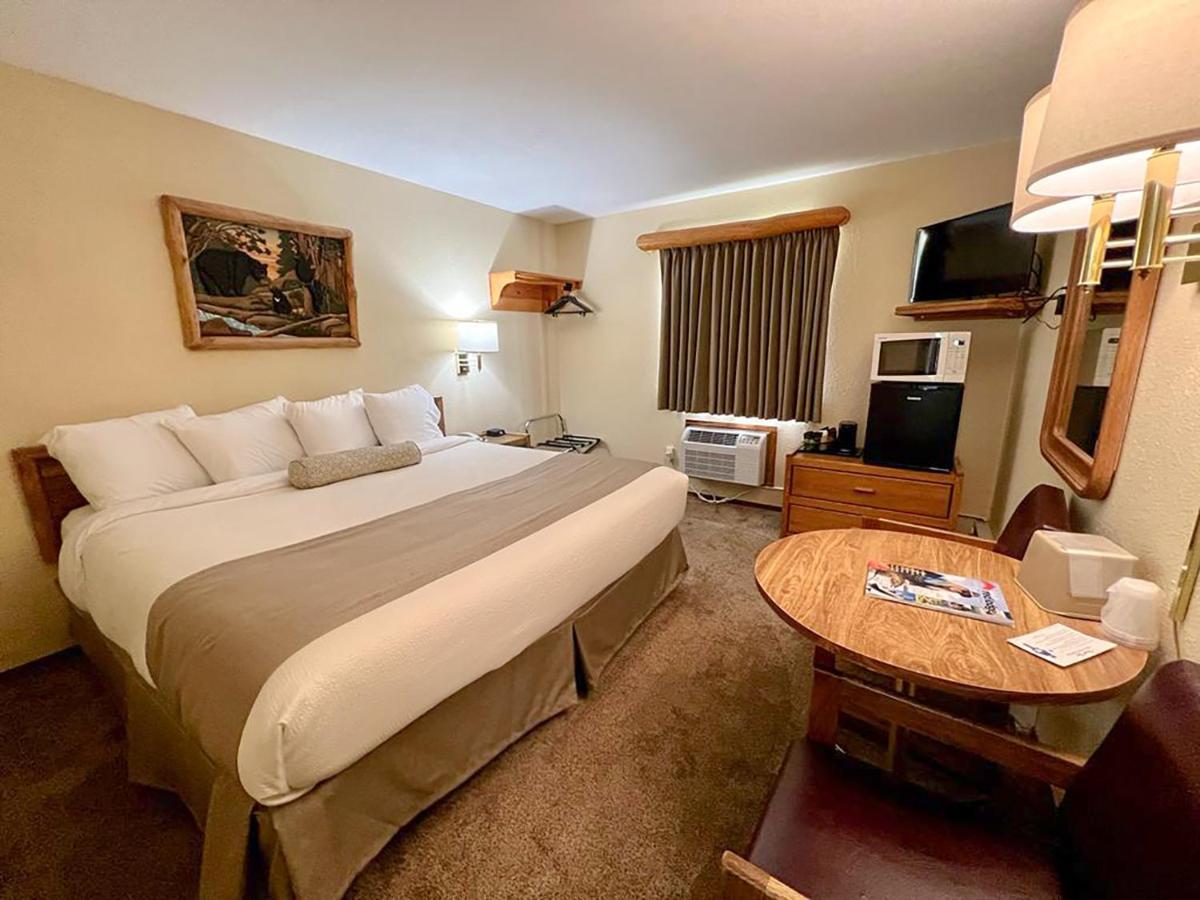 Beartooth Hideaway Inn & Cabins Ред-Лодж Экстерьер фото
