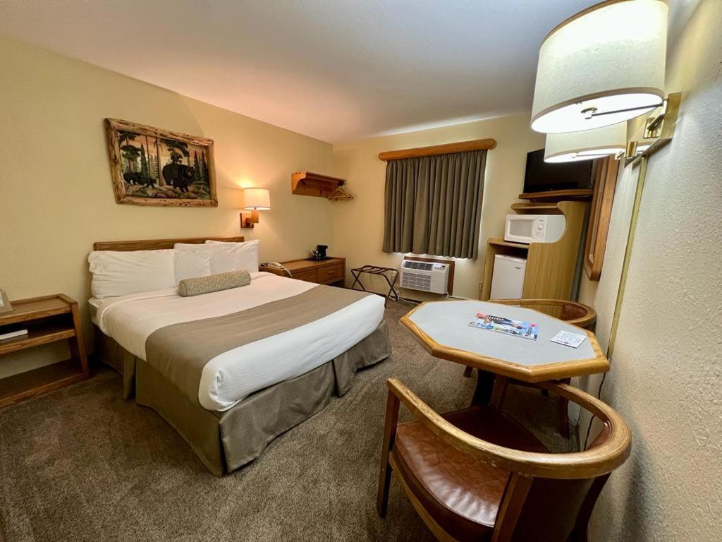 Beartooth Hideaway Inn & Cabins Ред-Лодж Номер фото
